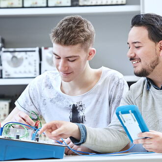 Zwei junge Männer in einem Arbeitsraum